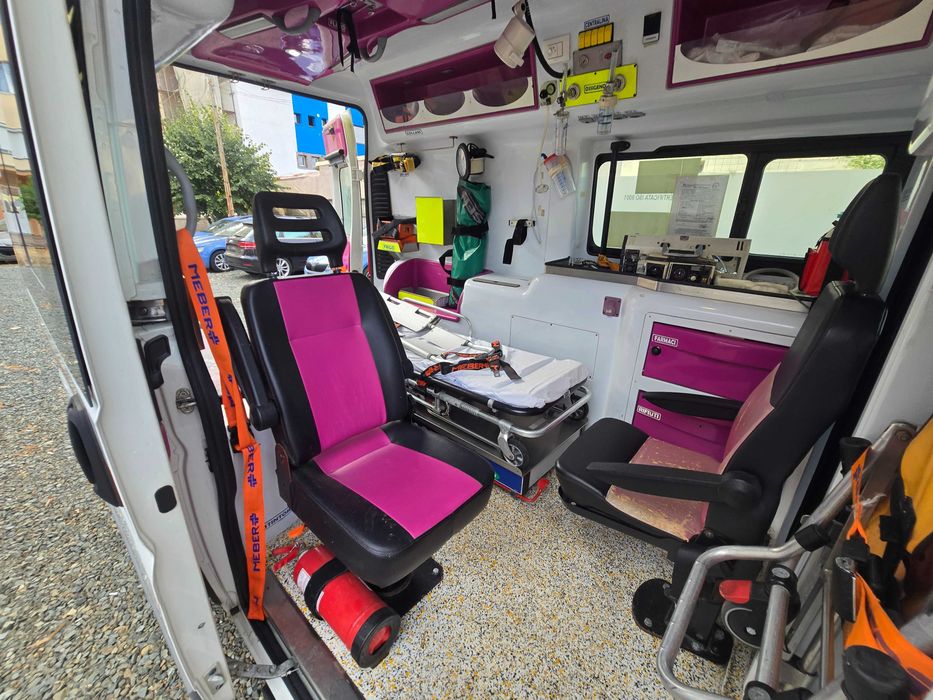 Ambulanța Peugeot Boxer 2,2 Diesel An 2016 / Echipată Complet - import Italia