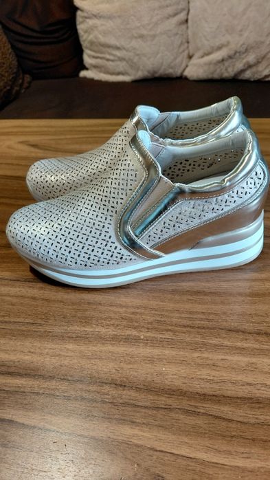 Продавам дамски маратонки