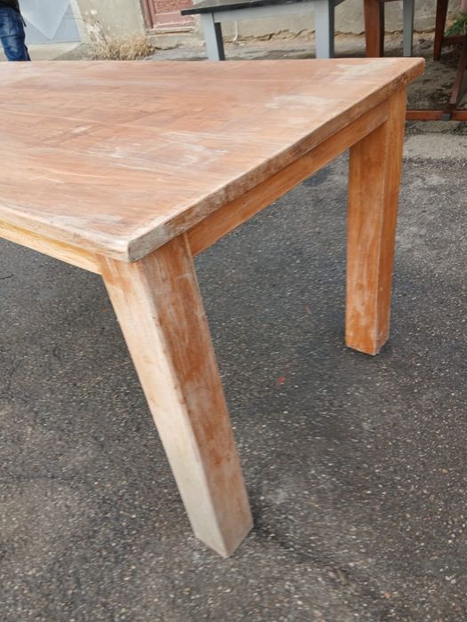 Vând masa din lemn masiv