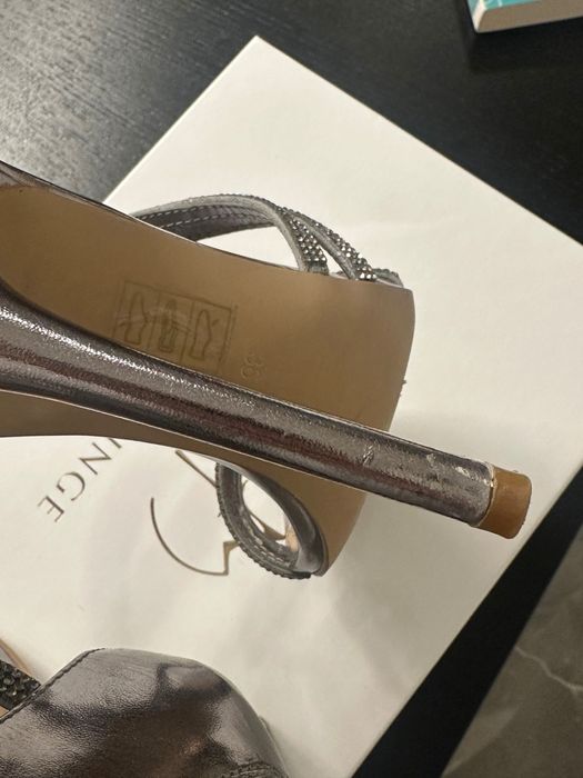 Красиви сандали на ток Steve Madden