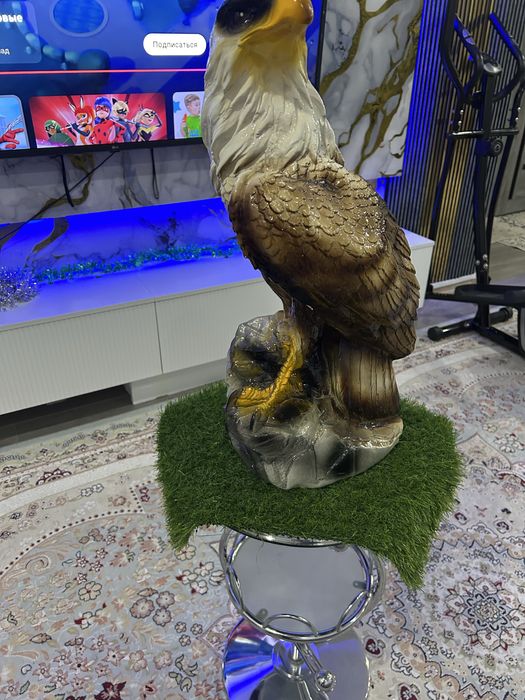 Продам сувенир беркута с подставкаий
