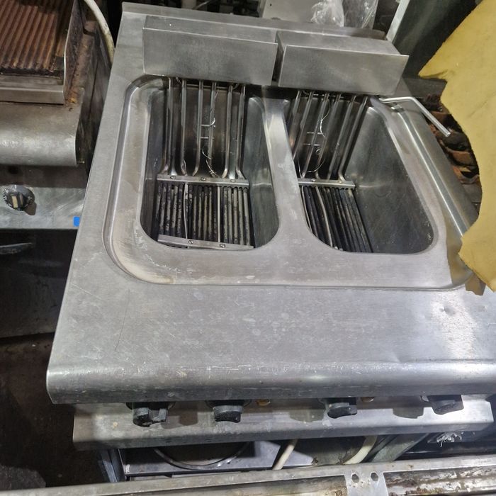 Friteuza 1 sau 2 cuve mari, la 380v, cu robinet golire