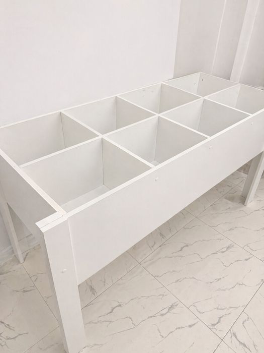 Торговый стеллаж с ячейками