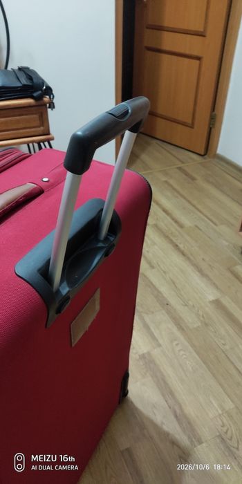 Продам чемодан .