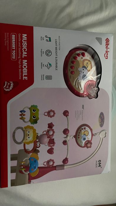 музикална въртележка за бебешка кошара с прожектор, играчки и музика.