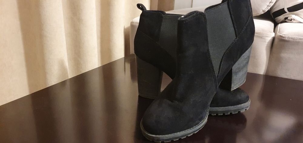 Ghete marimea 38 Zara, HM, Bershka,