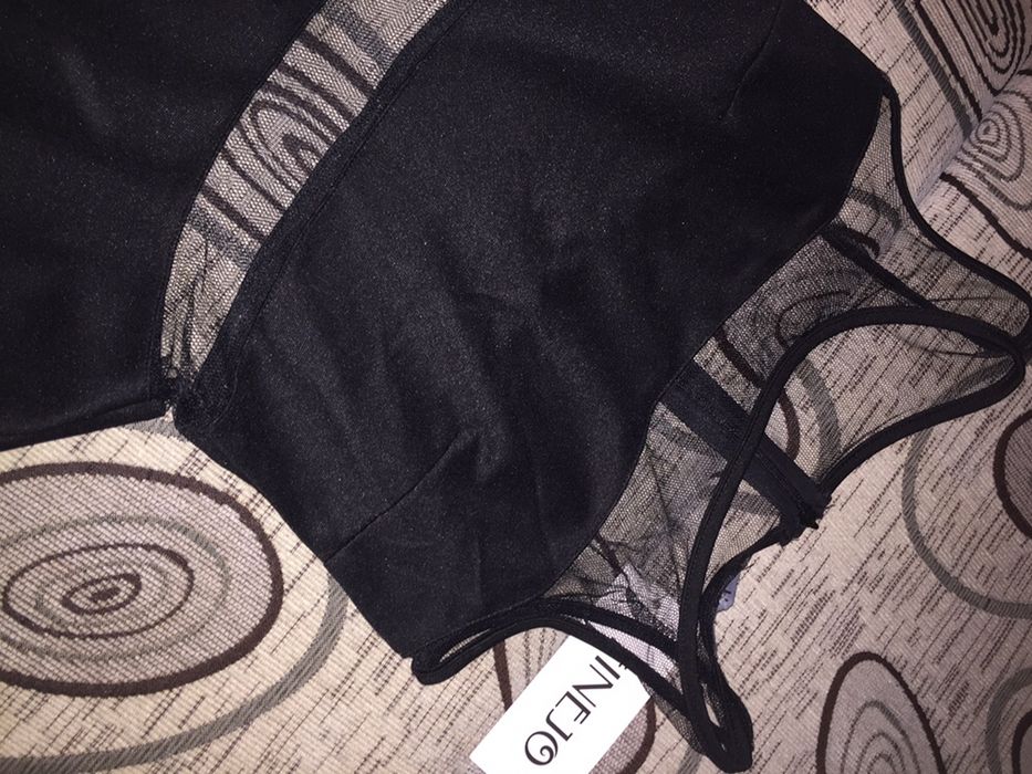 Rochie neagra, cu decupaje din plasă