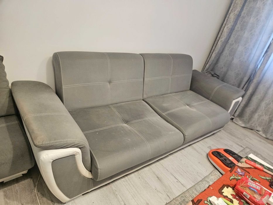 Vand canapea 3 locuri extensibilă si 2 tabureti