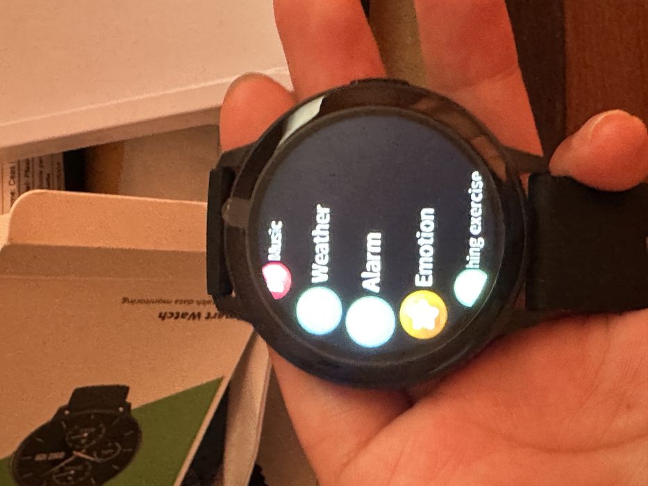 Smart watch cu cablu de încărcare