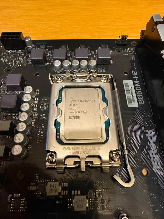 Placa de baza ASRock B860M-H2 cu procesor Intel Ultra 5 245KF 4.2Ghz si kit memorie 16gb ddr5 5600mhz Kingston RGB
