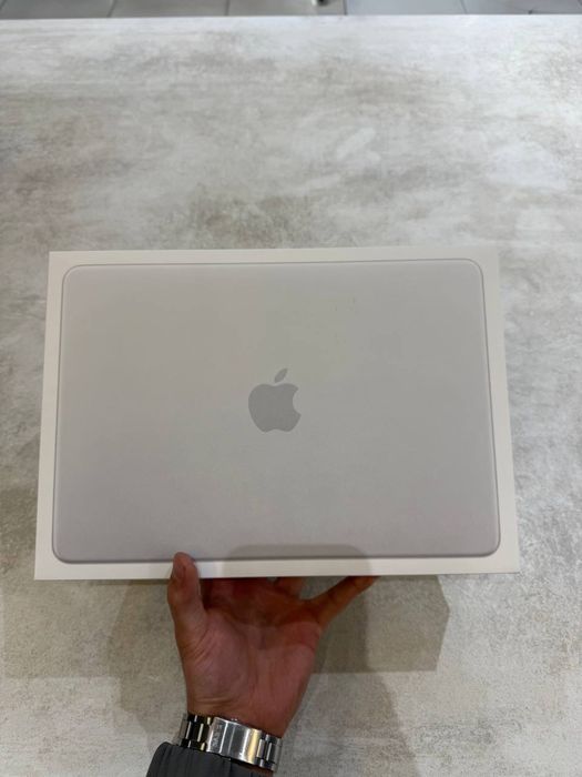 Macbook NEO у Артура в магазе Б17 Hofmann