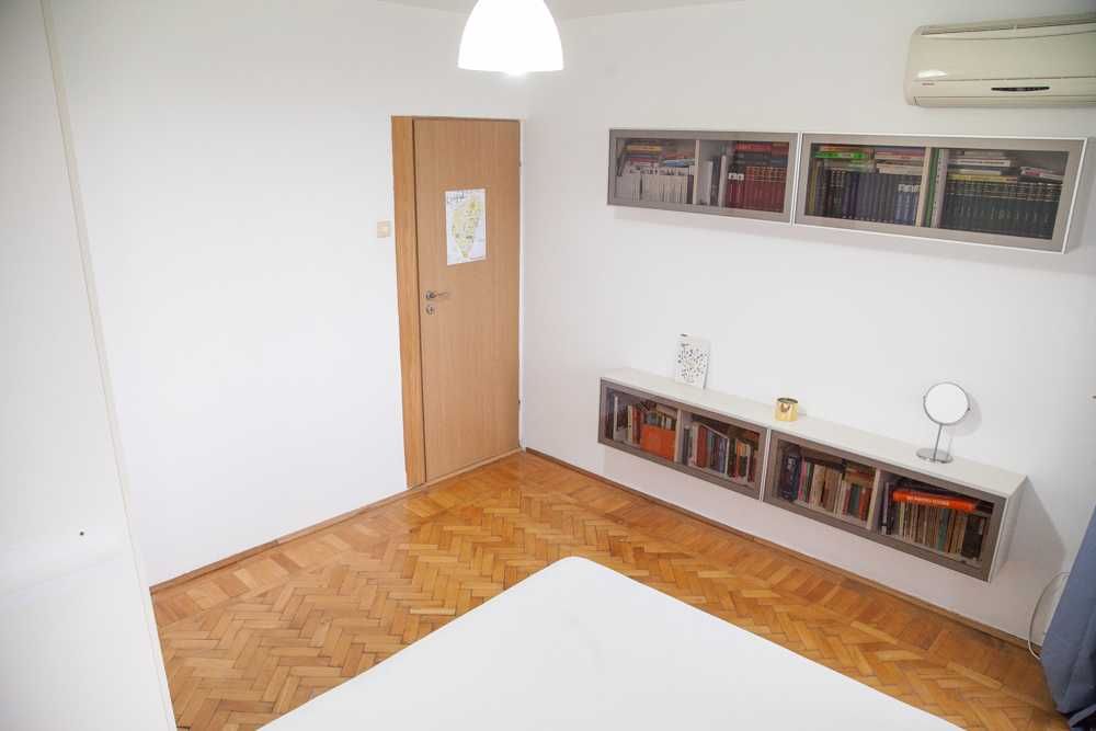 Proprietar, vând ap 2 camere, s2, Bd Basarabia, decomandat, 5 min metrou Costin Georgian, etaj 8/9, mobilat si utilat, pret 109.000 negociabil.