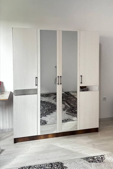 Продаю стильный и вместительный шкаф с зеркальными дверцами!

Размер: