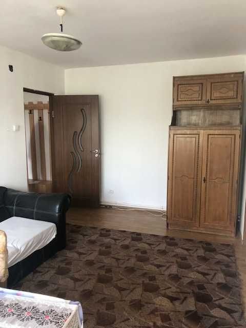 De vanzare apartament 3 camere, Et. 1, vis-a-vis de Spitalul Orasenesc