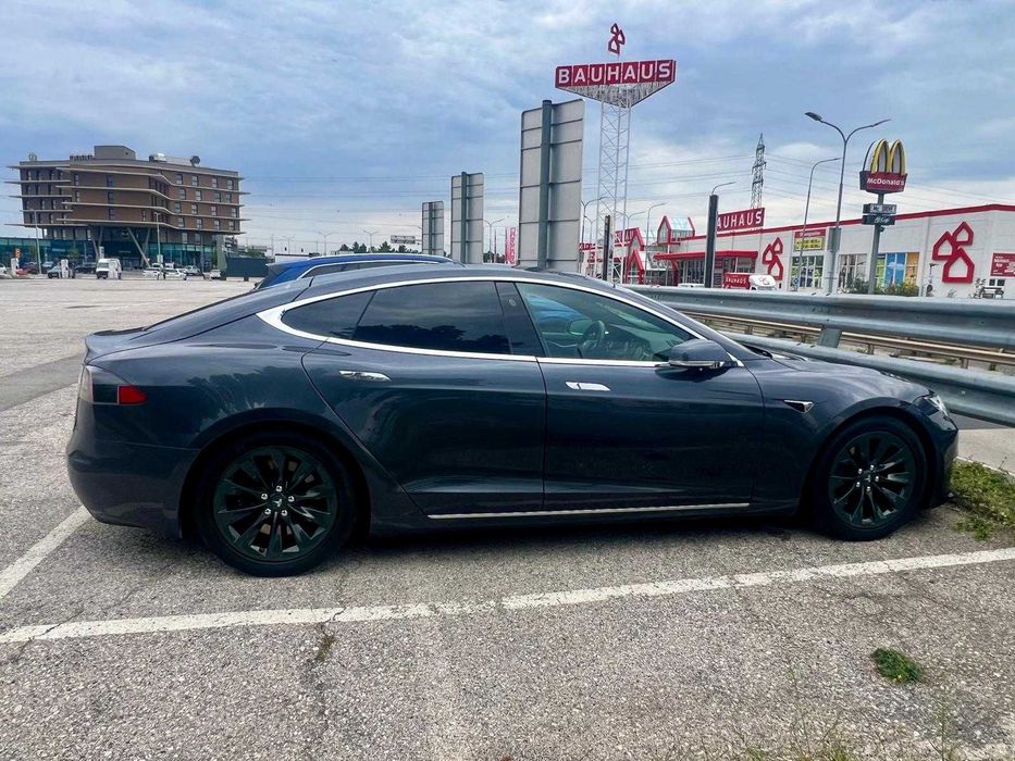 Tesla Model S 75D Limousine