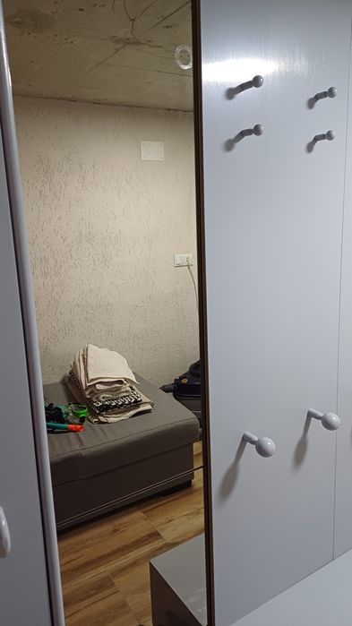Mobilă, Cuier cu dulap și oglindă de vânzare.
