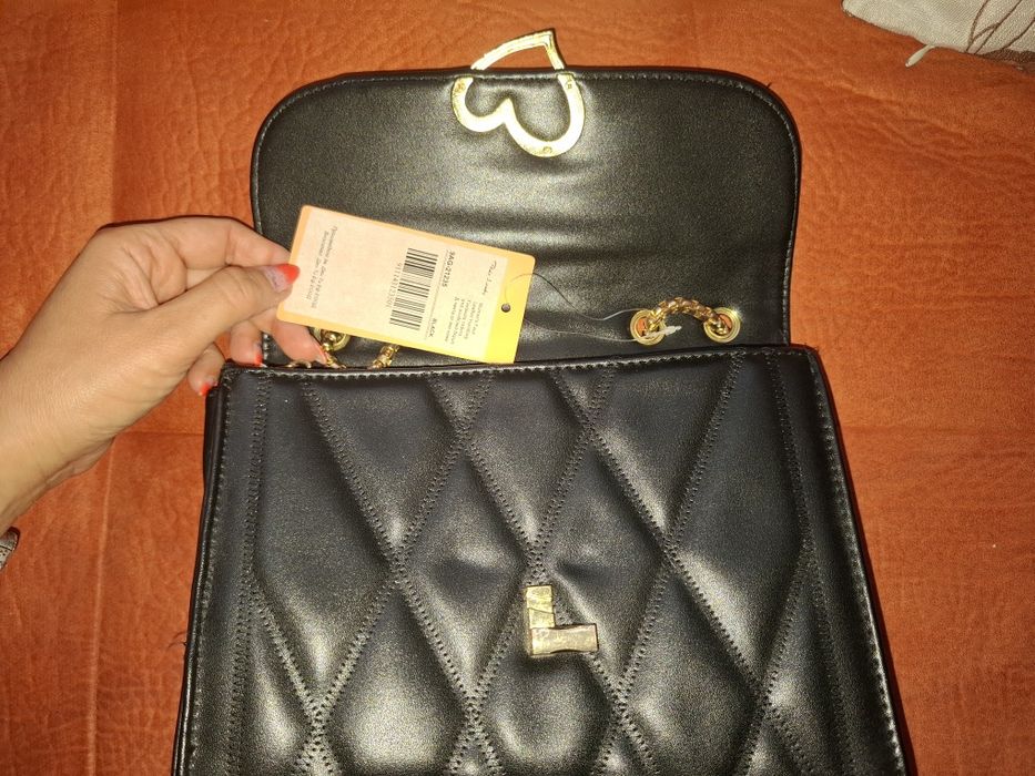 Малка черна чантичка