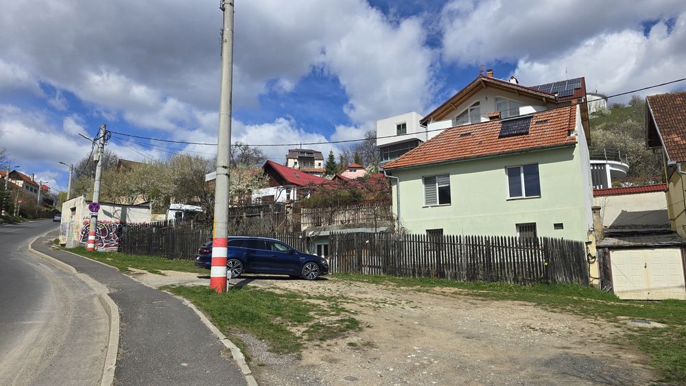 Vând casa singur in curte pozitie centrala / însorită