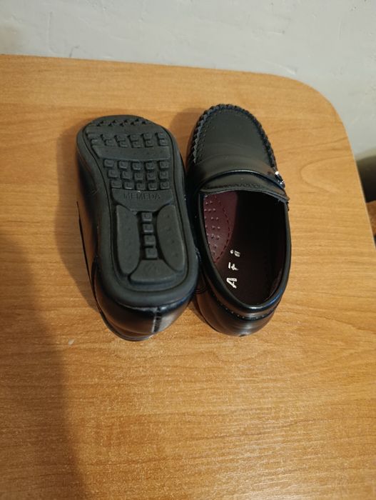 Туфли на мальчика примерно 25р