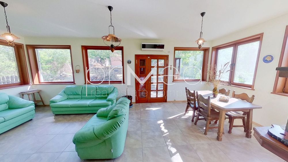 Къща в Бургас, област-с.Медово площ 308