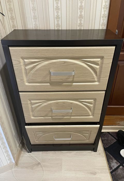 простая, вместительная обувница на 3 откидные секции