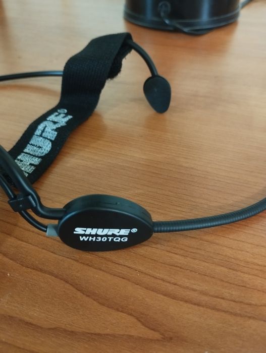 Vând cască cu microfon Shure .