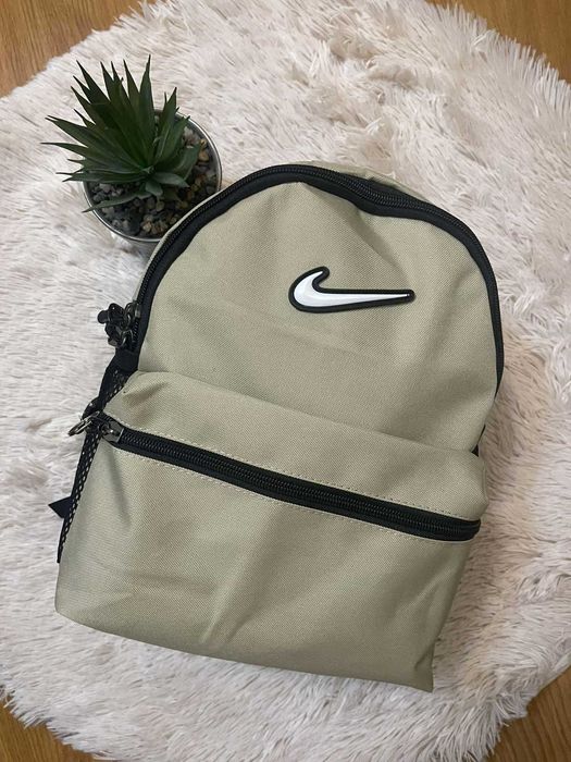Нова раница Nike