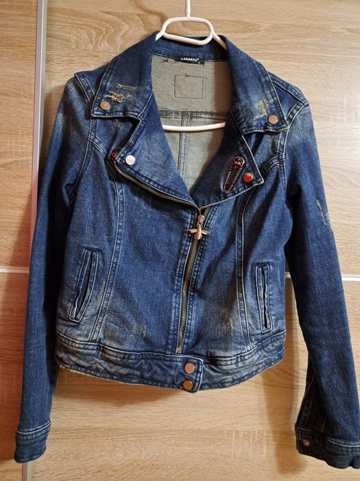 Vând geaca de blugi