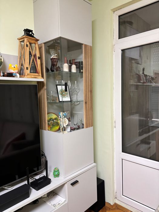 Холна секция с витрина