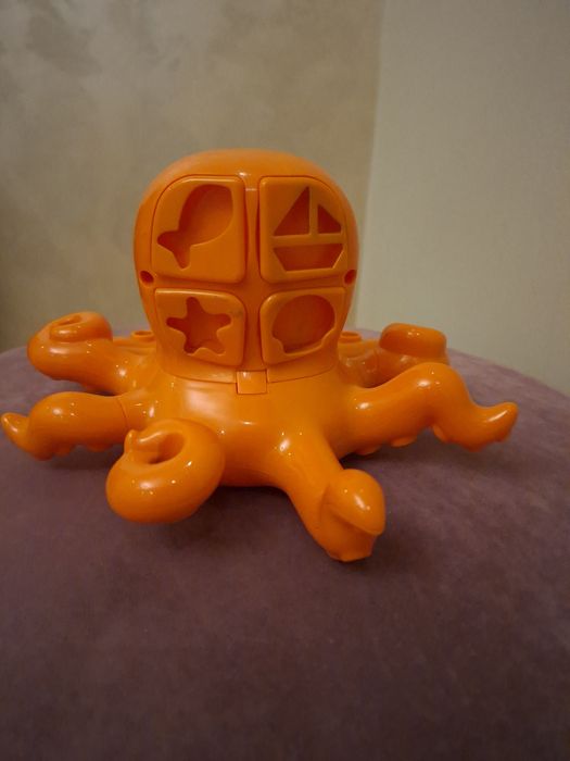 Играчка октопод рисува