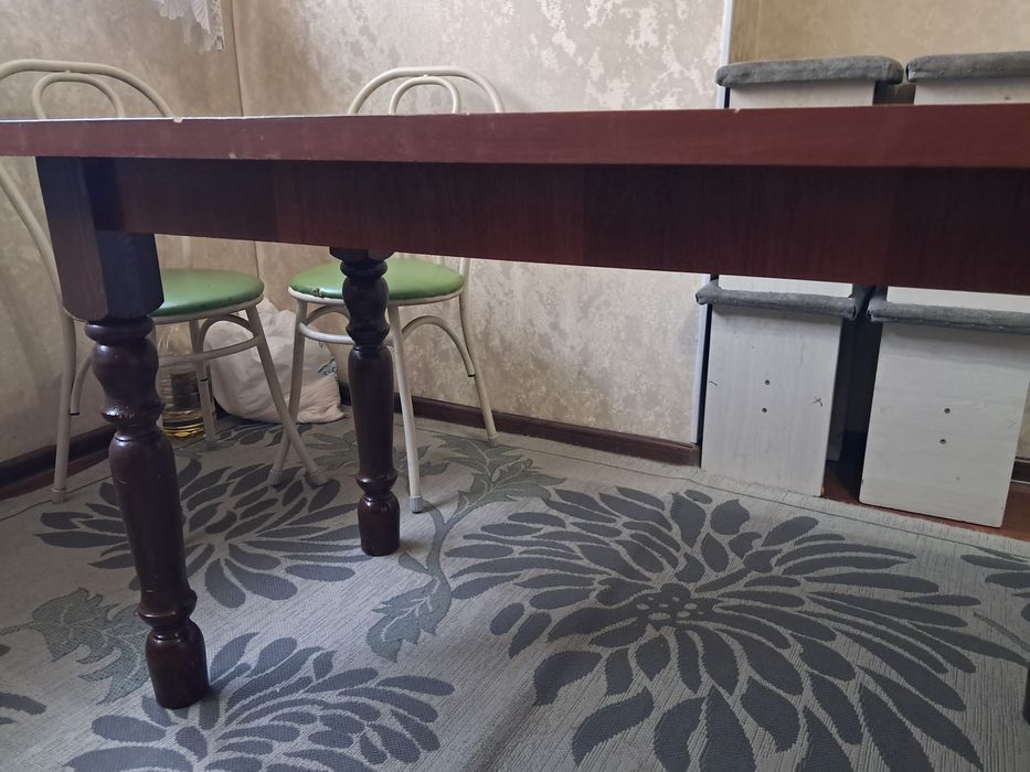 Продаётся срочно стол,идеальная,прочная