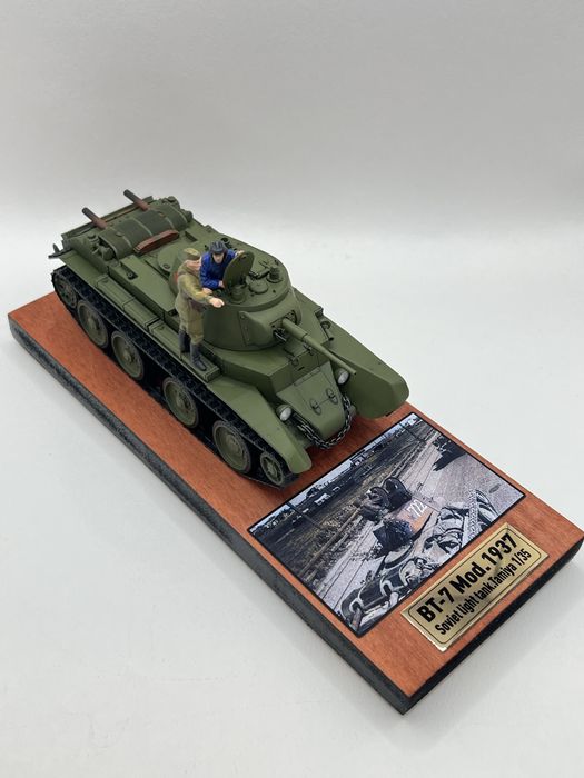 Модель танка БТ-7 с экипажем