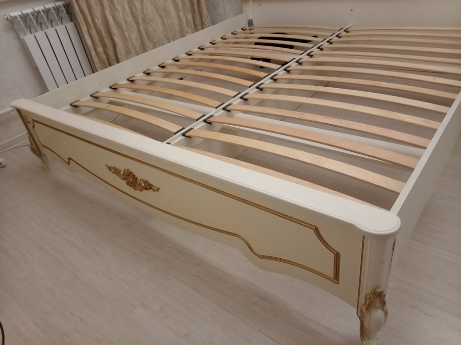 Кровать двуспальная с матрасом