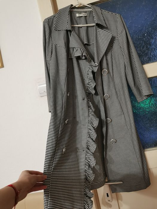 Vând rochiță Petrecuta alb cu negru