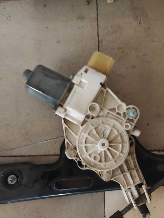 Стъкло повдигащ механизъм BMW 1 e87