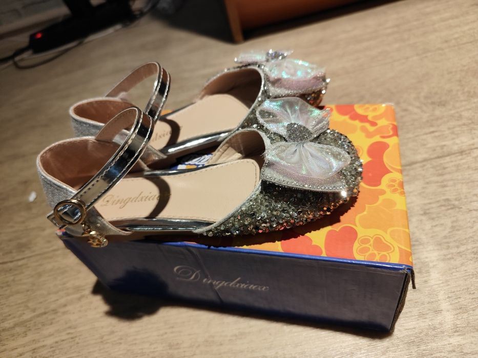 Продам сандалии нарядные