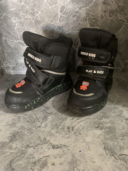 Зимний комбинезон для мальчика и ботинки