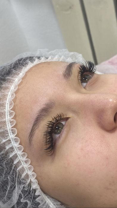 Наращивание ресниц и маникюр