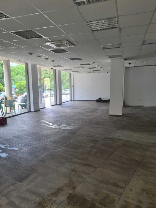 Дава под наем офис - търговско помещение в центъра