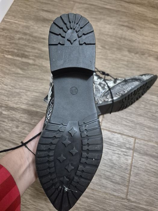 Чисто нови дамски боти