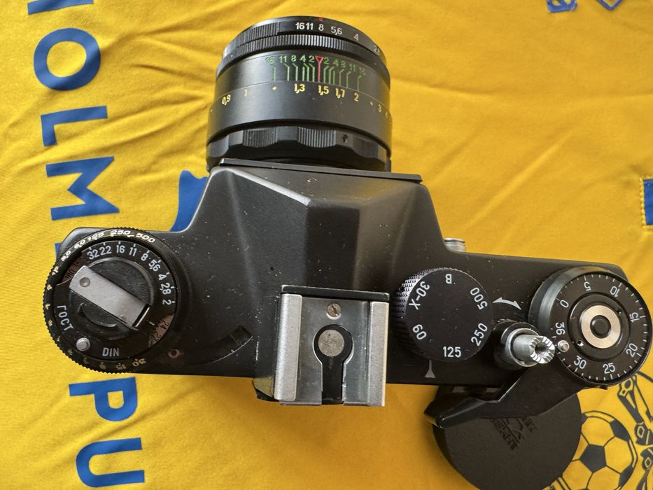 Продавам ползвани руски фотоапарат Зенит и светкавица Норма.