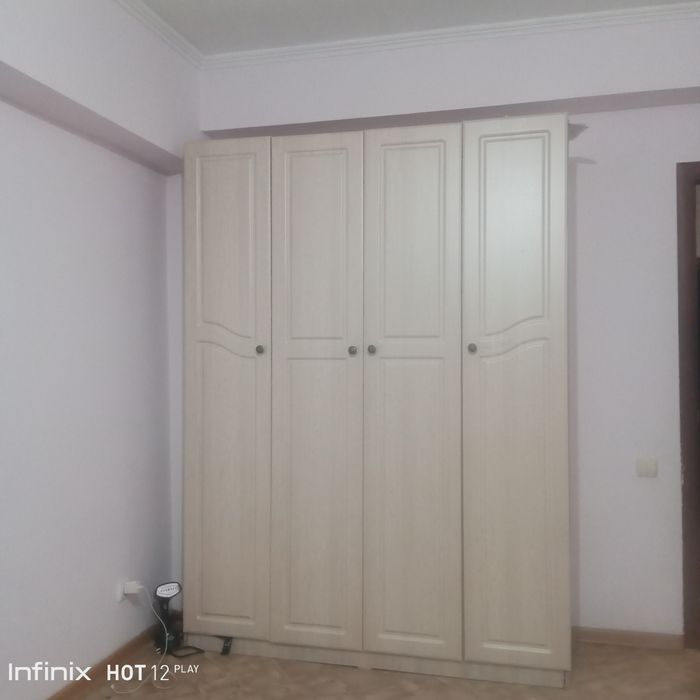 Большой шкаф для одежды с полками