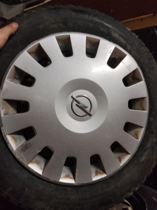 Vând 2 cauciucuri de iarna cu jante și capace( Opel)175 65 14