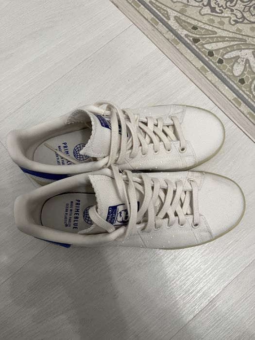 Продам новые белые кеды Adidas
