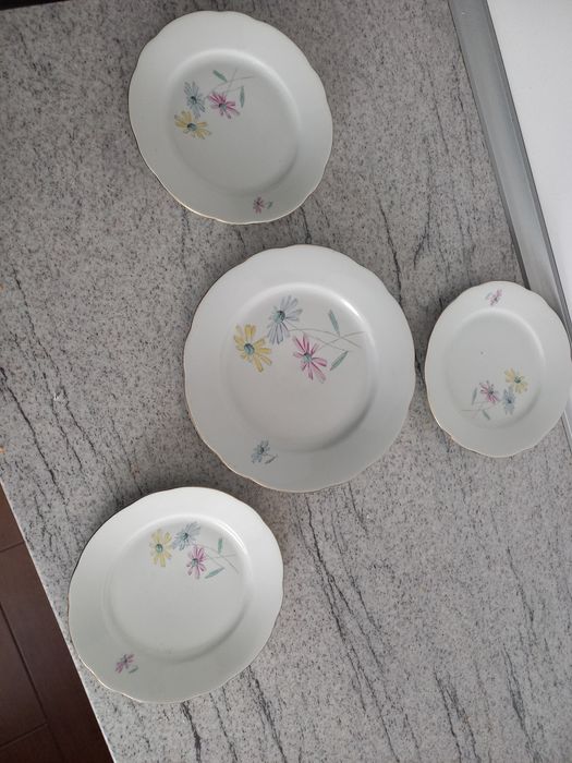 Vand un platou si 3 farfurii pentru prajituri in perfecta stare
Dimens