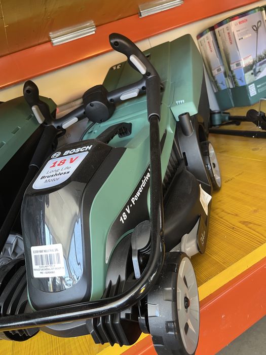 Mașina de tuns gazonul BOSCH  18V