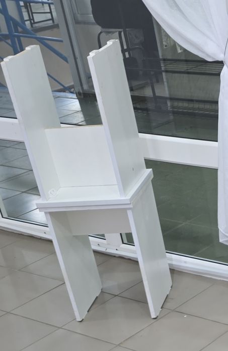 Продам стулья  табуреты белые