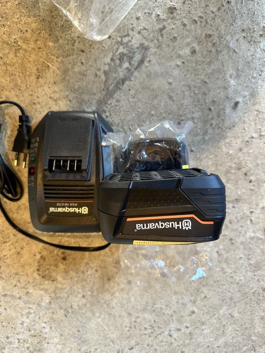 Set bateri cu incarcator noi !!!