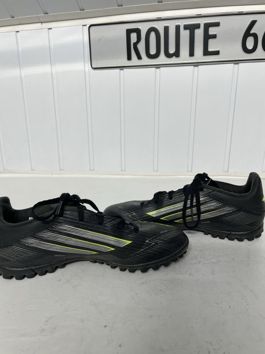 Ghete fotbal sintetic Adidas F50 Club TF, mărimea 38 – Stare excelentă
