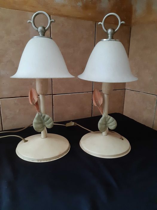 Veioze mat. neferos cu abajur sticla, functionale si cu ornamente florale